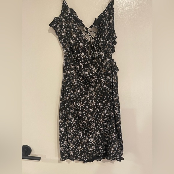 NWT Summer Floral Mini Dress Size - Large Runs small - Picture 5 of 16